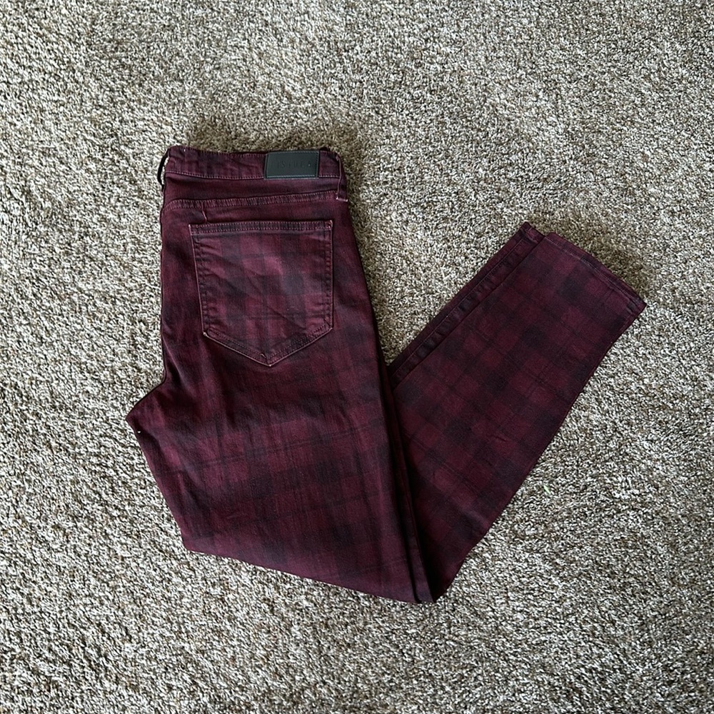 Pistola jeans
Size 30
Color cranberry and black plaid